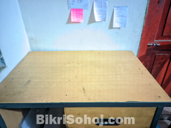 পড়ার টেবিল ও চেয়ার।